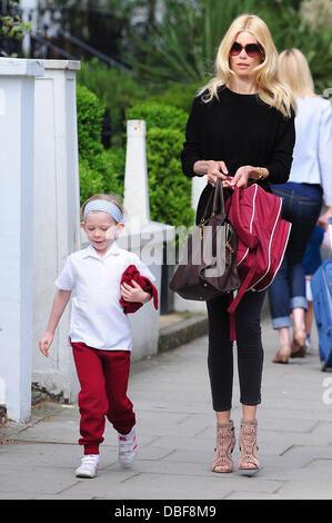 Claudia Schiffer la caduta di sua figlia Clementina off a scuola di Londra - Inghilterra - Credito 10.06.11 obbligatori: WENN.com Foto Stock