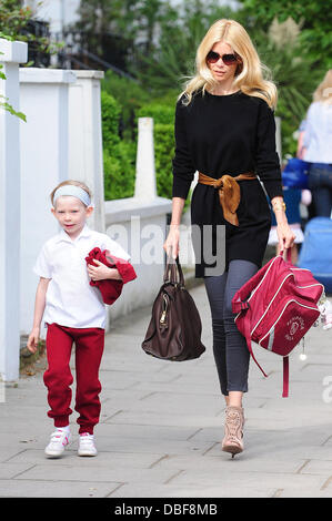 Claudia Schiffer la caduta di sua figlia Clementina off a scuola di Londra - Inghilterra - Credito 10.06.11 obbligatori: WENN.com Foto Stock