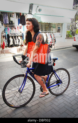 Ciclista in Sydney Street, North Laine District Brighton Regno Unito Foto Stock