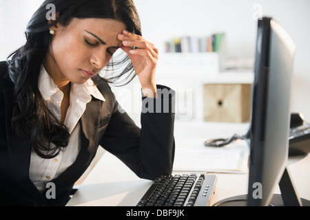 Indian imprenditrice lavorare alla scrivania Foto Stock