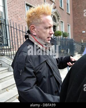 John Lydon, alias Johnny Rotten, visto lasciare il Merrion Hotel con i capelli che assomiglia a quella di Jedward, i gemelli irlandese di Dublino, Irlanda - 10.06.11. Foto Stock