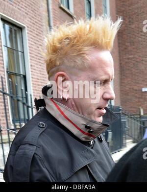 John Lydon, alias Johnny Rotten, visto lasciare il Merrion Hotel con i capelli che assomiglia a quella di Jedward, i gemelli irlandese di Dublino, Irlanda - 10.06.11. Foto Stock