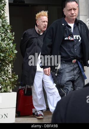 John Lydon, alias Johnny Rotten, visto lasciare il Merrion Hotel con i capelli che assomiglia a quella di Jedward, i gemelli irlandese di Dublino, Irlanda - 10.06.11. Foto Stock