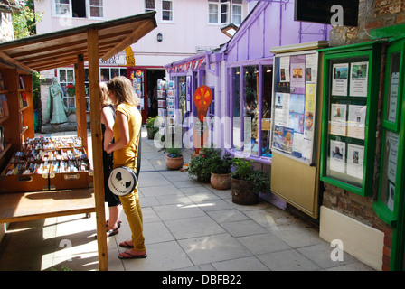 Negozi colorati all'esperienza di Glastonbury di Glastonbury off High Street Somerset Inghilterra Foto Stock