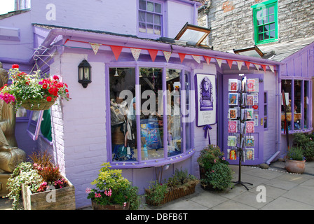 Colorata shop all'esperienza di Glastonbury di Glastonbury off High Street Somerset Inghilterra Foto Stock