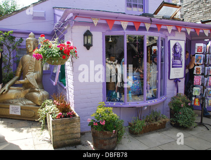 Negozi colorati all'esperienza di Glastonbury di Glastonbury off High Street Somerset Inghilterra Foto Stock