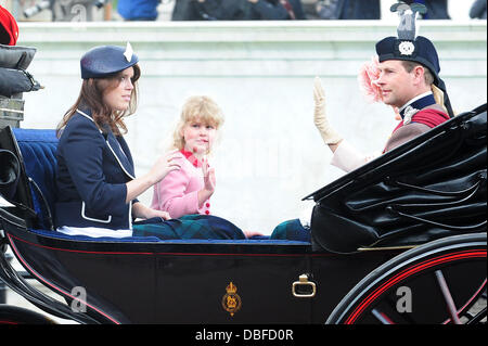 Prince Edward, Earl del Wessex, Lady Louise Windsor e la principessa Eugenie di York Trooping il colore per celebrare la regina del compleanno ufficiale tenutosi presso il centro commerciale di Londra - Inghilterra - 11.06.11 Foto Stock