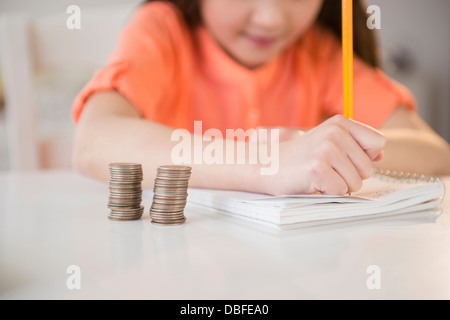 Razza mista ragazza facendo i compiti di scuola Foto Stock