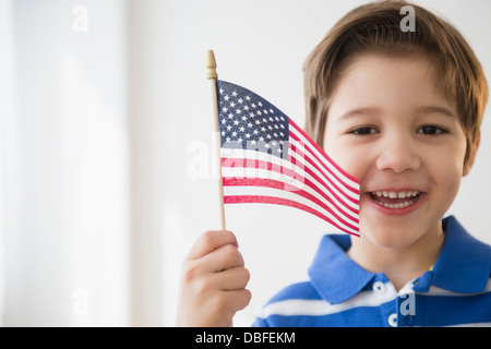 Ragazzo ispanico sventola bandiera americana Foto Stock
