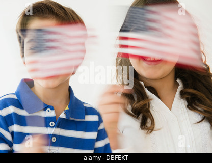 I bambini di origine ispanica sventolando bandierine americane Foto Stock
