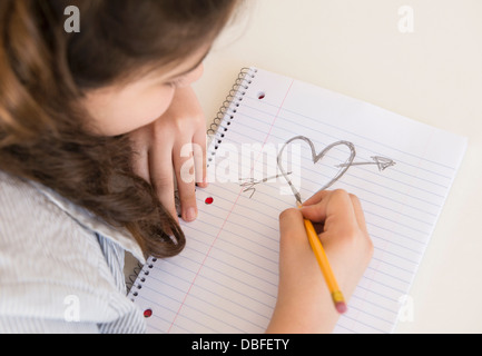 Ragazza ispanica progettazione cuore e freccia Foto Stock