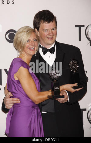 Marianne Elliott e Tom Morris il sessantacinquesimo annuale di Tony Awards, tenutasi al Beacon Theatre - Sala stampa New York City, Stati Uniti d'America - 12.06.11 Foto Stock