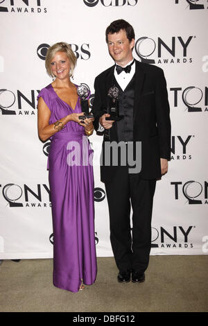 Marianne Elliott e Tom Morris il sessantacinquesimo annuale di Tony Awards, tenutasi al Beacon Theatre - Sala stampa New York City, Stati Uniti d'America - 12.06.11 Foto Stock