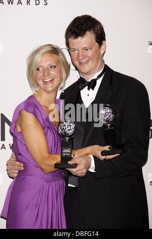 Marianne Elliott e Tom Morris il sessantacinquesimo annuale di Tony Awards, tenutasi al Beacon Theatre - Sala stampa New York City, Stati Uniti d'America - 12.06.11 Foto Stock