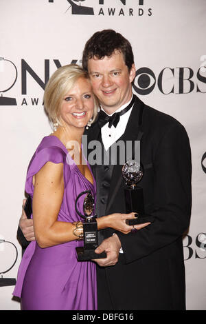 Marianne Elliott e Tom Morris il sessantacinquesimo annuale di Tony Awards, tenutasi al Beacon Theatre - Sala stampa New York City, Stati Uniti d'America - 12.06.11 Foto Stock