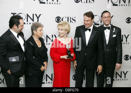Vincitore del miglior risveglio di un gioco Daryl Roth (terza R) e produttori il sessantacinquesimo annuale di Tony Awards, tenutasi al Beacon Theatre - Sala stampa New York City, Stati Uniti d'America - 12.06.11 Foto Stock
