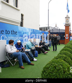 Gli appassionati di tennis coda fuori il Queens Club per £10 biglietti per vedere il AEGON finale di campionato tra British numero uno Andy Murray e il francese quinto seme Jo-Wilfried Tsonga Londra Inghilterra - 13.06.11 Foto Stock