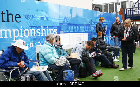 Gli appassionati di tennis coda fuori il Queens Club per £10 biglietti per vedere il AEGON finale di campionato tra British numero uno Andy Murray e il francese quinto seme Jo-Wilfried Tsonga Londra Inghilterra - 13.06.11 Foto Stock