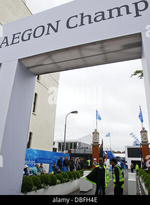 Gli appassionati di tennis coda fuori il Queens Club per £10 biglietti per vedere il AEGON finale di campionato tra British numero uno Andy Murray e il francese quinto seme Jo-Wilfried Tsonga Londra Inghilterra - 13.06.11 Foto Stock