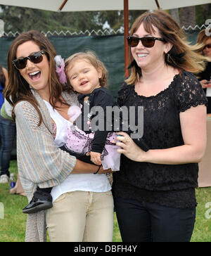 Ashley Tisdale con sua sorella Jennifer e nipote Mikayla ventiduesimo tempo annuale per gli eroi Celebrity Picnic sponsorizzato da Disney a vantaggio della Elizabeth Glaser pediatrico AIDS Foundation tenutosi presso il Teatro Wadsworth sulla Veteran Administration Prato di Los Angeles, California - 12.06.11 Foto Stock