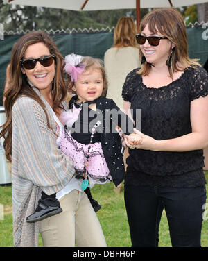 Ashley Tisdale con sua sorella Jennifer e nipote Mikayla ventiduesimo tempo annuale per gli eroi Celebrity Picnic sponsorizzato da Disney a vantaggio della Elizabeth Glaser pediatrico AIDS Foundation tenutosi presso il Teatro Wadsworth sulla Veteran Administration Prato di Los Angeles, California - 12.06.11 Foto Stock