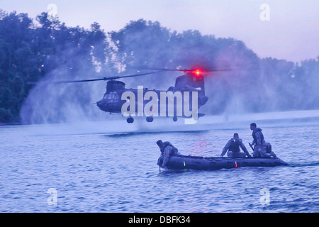 CH-47 Chinook del 7° Battaglione aviazione, 158Reggimento aviazione scende boe come subacquei dal 511th ingegnere Detachme Immersioni Foto Stock