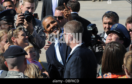 Il presidente Barack Obama condivide un momento divertente con i membri del team di Whiteman, Whiteman Air Force Base, Mo., luglio 24, 2013. Il Foto Stock