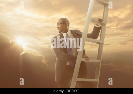 African American imprenditore scaletta di arrampicata Foto Stock