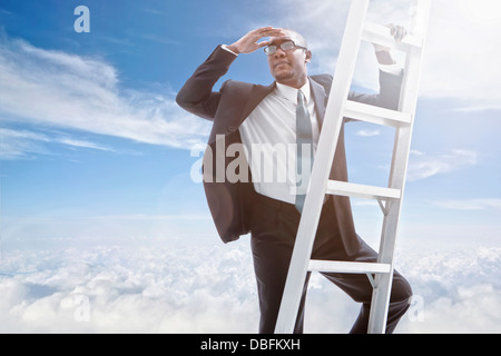 African American imprenditore scaletta di arrampicata Foto Stock