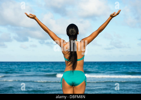 Ispanico donna che indossa un bikini sulla spiaggia Foto Stock