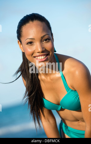 Ispanico donna che indossa un bikini sulla spiaggia Foto Stock