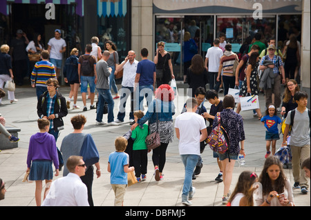 Acquirenti e turisti a Churchill Square in Brighton East Sussex England Regno Unito Foto Stock