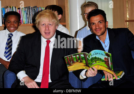 Boris Johnson e Peter Andre il lancio di un nuovo progetto di alfabetizzazione organizzato dal National Literacy Trust alla libreria Botwell Middlesex, Inghilterra - 14.06.11 Foto Stock