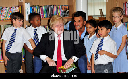 Boris Johnson e Peter Andre il lancio di un nuovo progetto di alfabetizzazione organizzato dal National Literacy Trust alla libreria Botwell Middlesex, Inghilterra - 14.06.11 Foto Stock