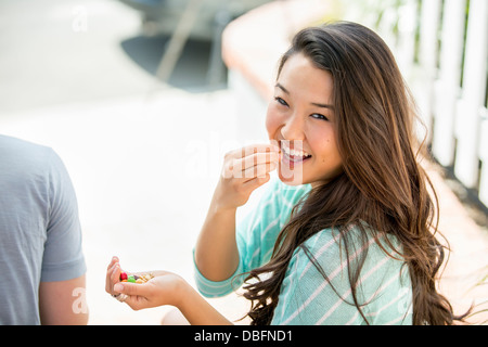 Donna giapponese di mangiare all'aperto Foto Stock