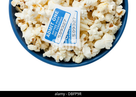 Vaso blu con popcorn e i biglietti del cinema Foto Stock