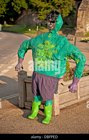 Uno spaventapasseri al quinto annuale Spaventapasseri Festival in battaglia, Sussex, Regno Unito Foto Stock