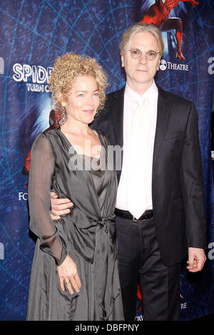 Amy Irving e Kenneth Bowser apertura notturna del musical di Broadway produzione di 'Uomo Ragno Spegnere il buio' presso il Foxwoods Theatre - Arrivi New York City, Stati Uniti d'America - 14.06.11 Foto Stock