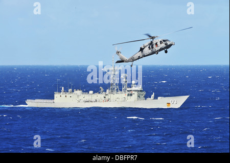 MH-60S Seahawk elicottero dal Golden falchi di elicottero di mare squadrone di combattimento (HSC) 12 assegnato alla portaerei US Foto Stock