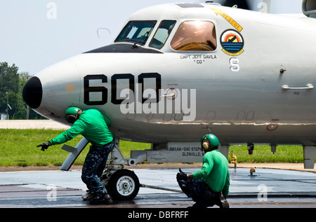 E-2D Hawkeye da pionieri della prova in aria e valutazione Squadron (Vx) 1 sulla linea di volo. Foto Stock