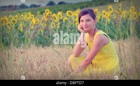 Teen girl e il girasole in estate Foto Stock