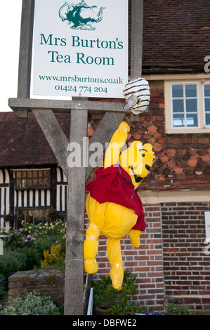 Uno spaventapasseri al quinto annuale Spaventapasseri Festival in battaglia, Sussex, Regno Unito Foto Stock