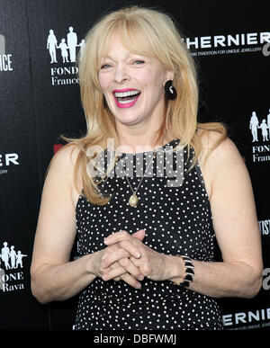 Frances Fisher VHERNIER e artisti per la pace e la giustizia " un anello per educare un bambino di Haiti" l'evento di lancio di Beverly Hills, la California - 15.06.11 Foto Stock