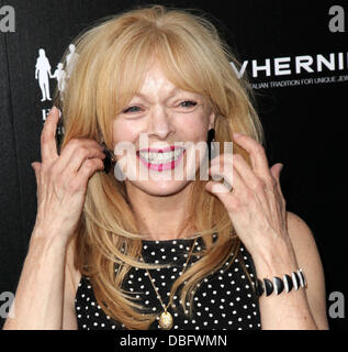 Frances Fisher VHERNIER e artisti per la pace e la giustizia " un anello per educare un bambino di Haiti" l'evento di lancio di Beverly Hills, la California - 15.06.11 Foto Stock