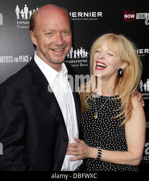 Paul Haggis e Frances Fisher VHERNIER e artisti per la pace e la giustizia " un anello per educare un bambino di Haiti" l'evento di lancio di Beverly Hills, la California - 15.06.11 Foto Stock