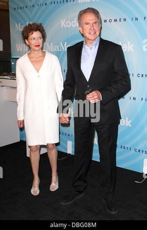 Annette Bening e Warren Beatty il 2011 donne In Film Crystal + Lucy Awards presso il Beverly Hilton Hotel di Beverly Hills, la California - 16.06.11 Foto Stock