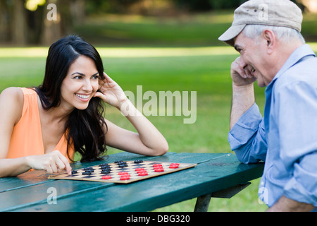 Ispanico padre e figlia giocando a Dama Foto Stock