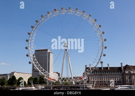 Il London Eye come visto dal Victoria Embankment, Londra. Foto Stock