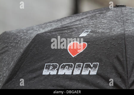 Londra REGNO UNITO. Il 30 luglio 2013. Un ombrello è coperto in gocce di pioggia come Londra è colpita con acquazzoni pesanti dopo settimane di temperature elevate Credito: amer ghazzal/Alamy Live News Foto Stock