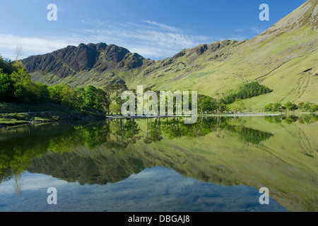 Buttermere - Fells riflessa nel lago Parco Nazionale del Distretto dei Laghi Cumbria, NEL REGNO UNITO LA006090 Foto Stock